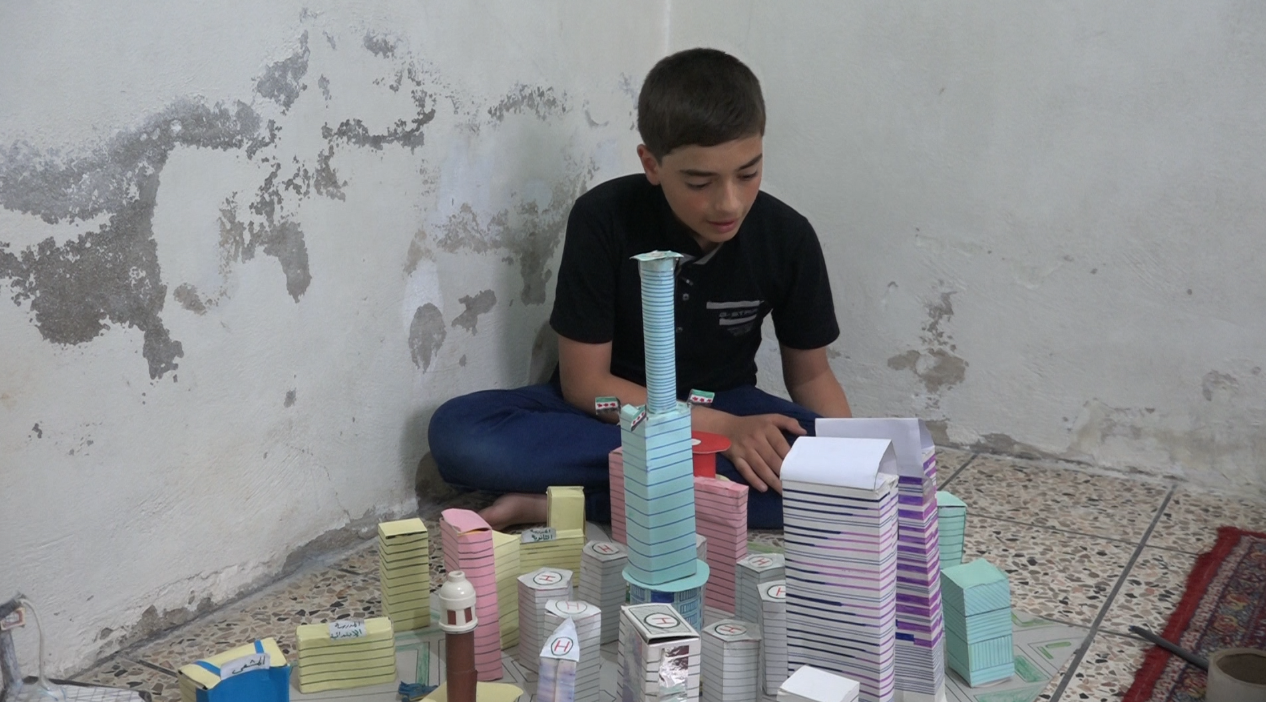 رامي مهجر من حلب وابن معتقل شهيد يرسم مدينته على أنقاض الحرب