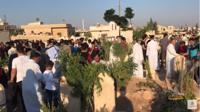 أهالي بلدة جرجناز بريف إدلب يزورون المقابر في أول أيام عيد الأضحى
