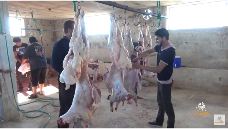 جمعيات خيرية تساهم في ذبح الأضاحي وتوزيعها على الفقراء في ريف إدلب الجنوبي