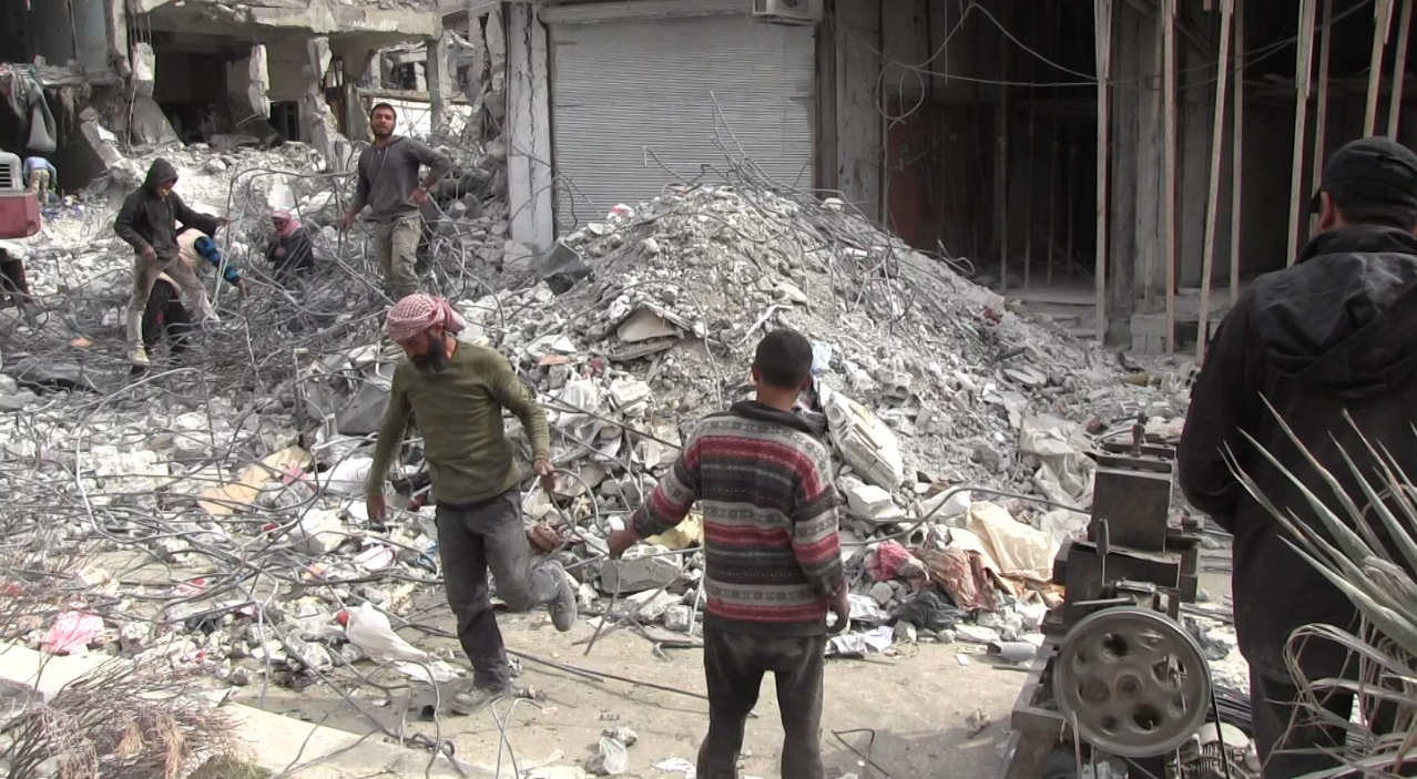 إعادة تدوير الحديد سبيل أهالي الرقة لإعادة بناء منازلهم