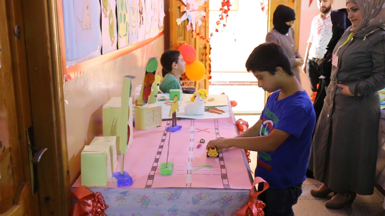 مركز سند يقيم معرضاً فنياً للأطفال من ذوي الاحتياجات الخاصة بريف إدلب