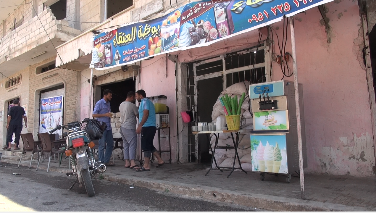 تهديد النظام بالقصف وإصرار المدنيين على البقاء في مدينة كفر زيتا بريف حماة الشمالي