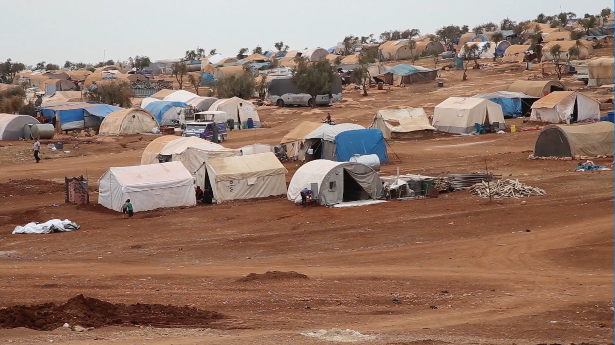 آلاف النازحين من القصف في ريفي حماة وإدلب يلجؤون الى الحدود السورية التركية