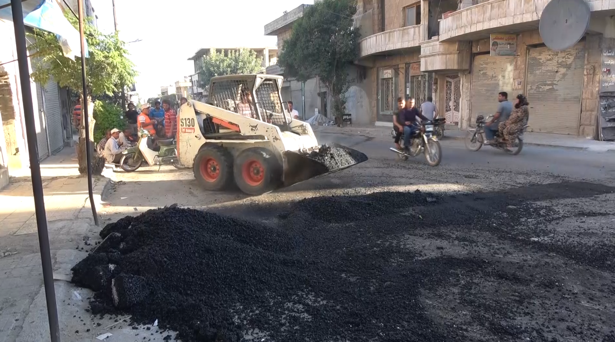 المجلس المحلي في مدينة كفرنبل يطلق مشروع لإصلاح الطرقات بالتعاون مع منظمة بنفسج