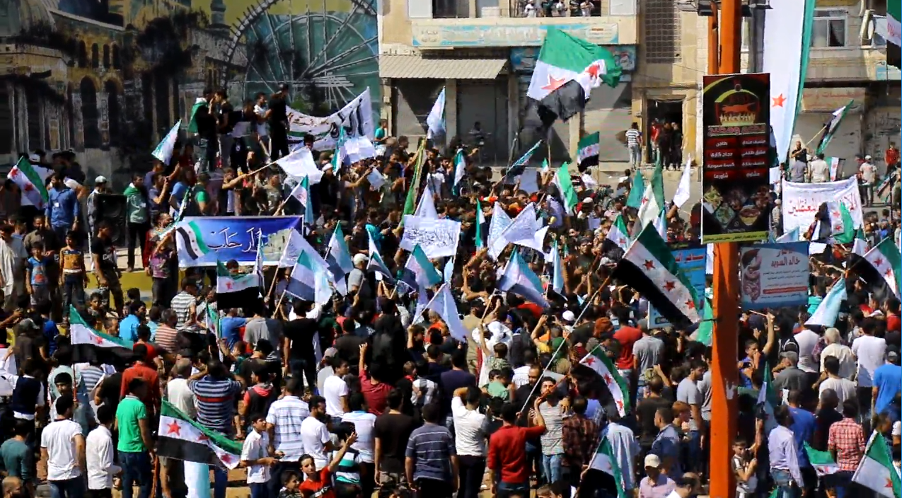 عشرات آلاف المتظاهرين في الشمال السوري في جمعة لا دستور ولا إعمار حتى إسقاط بشار