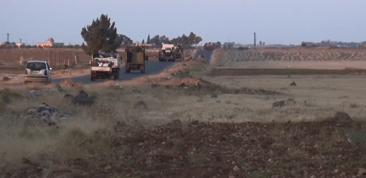 قوات النظام تسحب آليات وعناصر من عدة مناطق بريف حماة الغربي تطبيقاً لإتفاق سوتشي