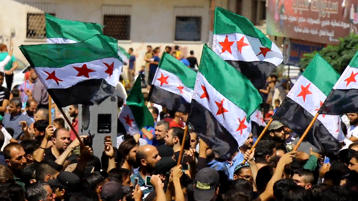 خروج آلاف المتظاهرين في الشمال السوري رفضاً للحملة العسكرية على إدلب