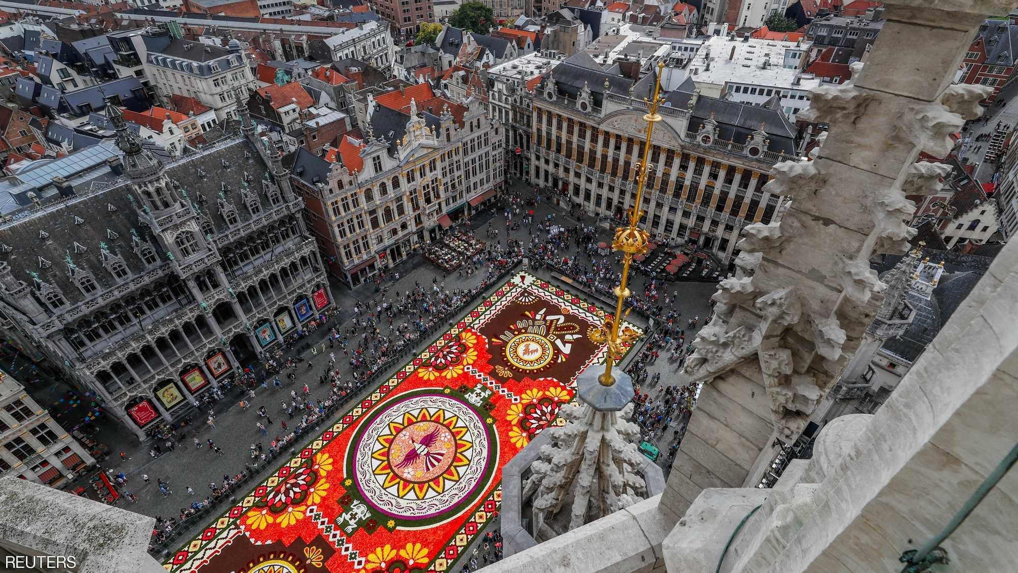 سجادة صنعت من نصف مليون زهرة في بلجيكا (صور)