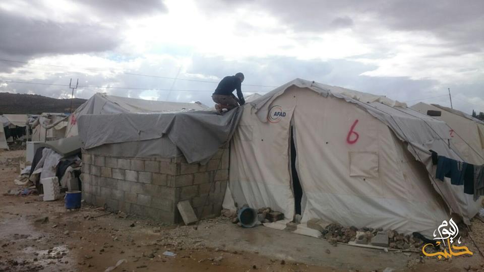 أوضاع مأساوية صعبة يعيشها النازحون في ريف إدلب جراء العاصفة المطرية