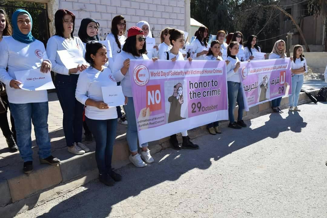 وقفة تضامنية في القامشلي مع ضحايا “جرائم الشرف” في يومها العالمي