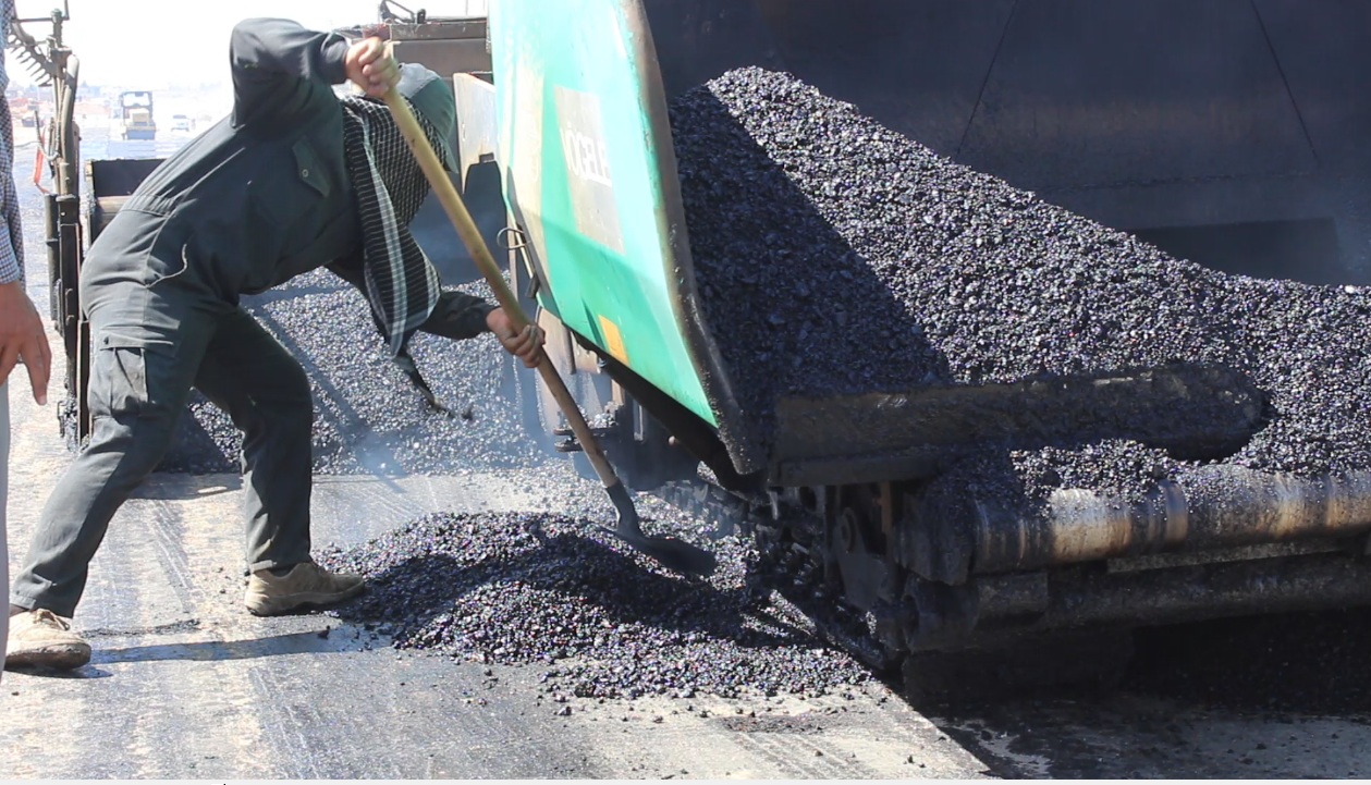 منظمات خدمية تطلق مشروع تعبيد الطرقات في مدينة القامشلي شمال شرق سوريا