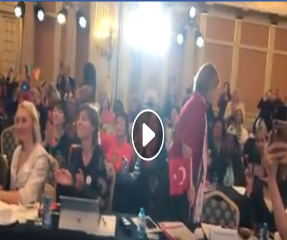 شاهد.. سيدة تركية تغادر “منتدى سيدات الأعمال” لحظة دخول وفد نظام الأسد