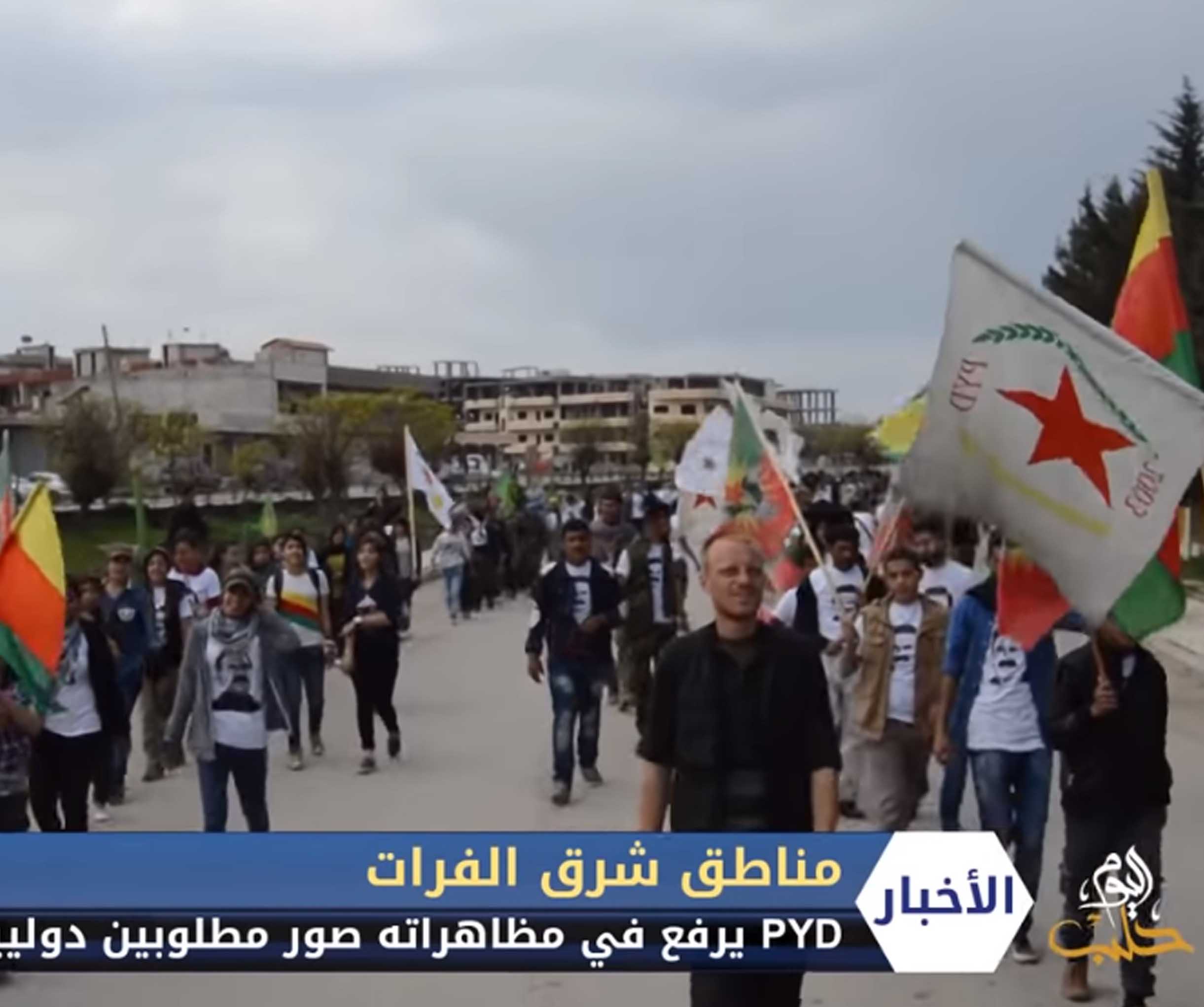 PYD يرفع في مظاهراته صور مطلوبين من PKK ومحللون يعتبرونه تمرداً على التوجيه الأمريكي الغربي
