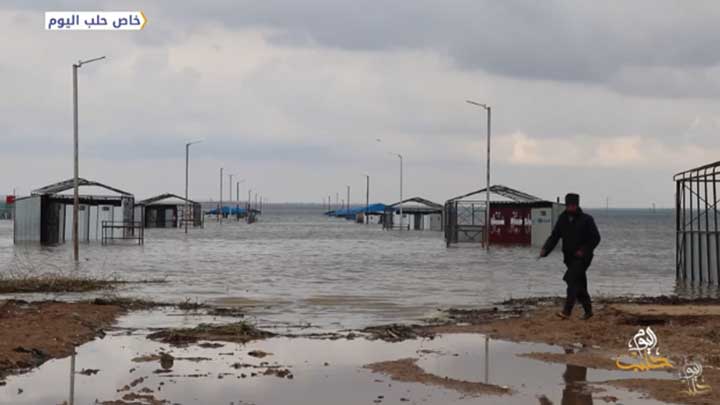 عشرات الخيام تغمرها مياه الأمطار ونزوح داخلي في مخيم العريشة بريف الحسكة