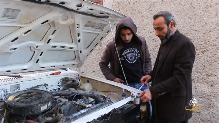 سواعد أمل – رغم ظروفه الصعبة.. سوري يبتكر جهازاً لتوفير وقود المحركات