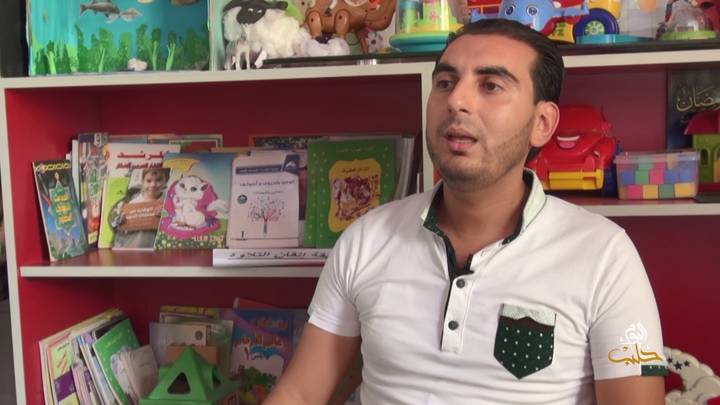 سواعد أمل – شاب سوري اختار بناء جيل خلوق على السفر خارج سوريا