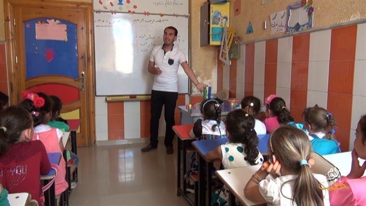 سواعد أمل – شاب سوري اختار بناء جيل خلوق على السفر