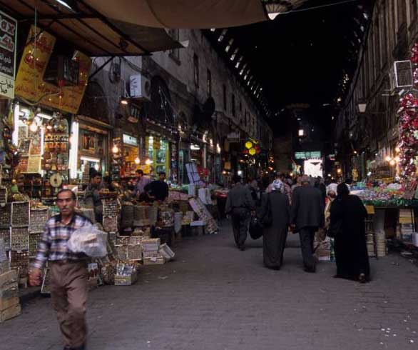 ارتفاع سعر الدولار فوضى في أسواق دمشق و التموين تستغل الوضع