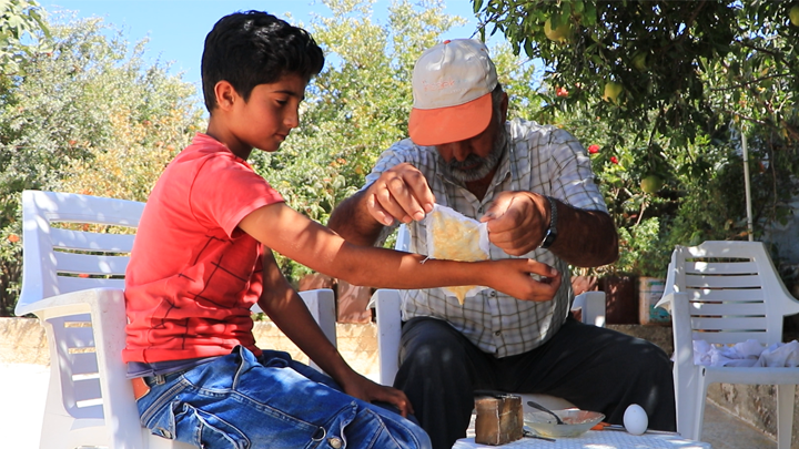 الحاج خليل طبيب شعبي بات مقصداً لكثير من المرضى في منطقة عفرين