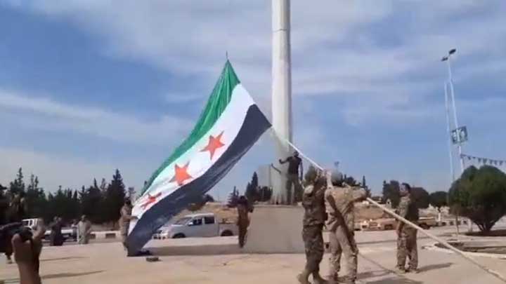 مراسم رفع الجيش الوطني السوري علم الثورة وسط مدينة تل أبيض بريف الرقة