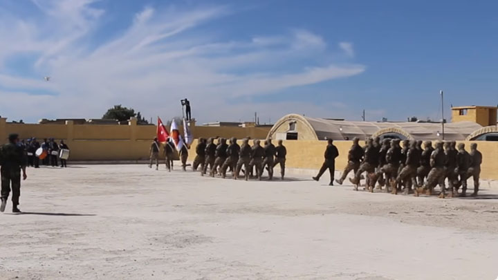 الجيش الوطني يخرّج مئات المقاتلين للمشاركة في عملية نبع السلام العسكرية