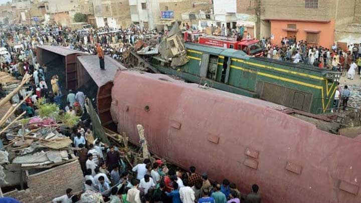 مقتل 65 شخصاً إثر حريق داخل قطار في باكستان (فيديو)