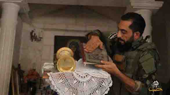 من داخل الكنيسة السريانية الأرثوذكسية في مدينة رأس العين بريف الحسكة