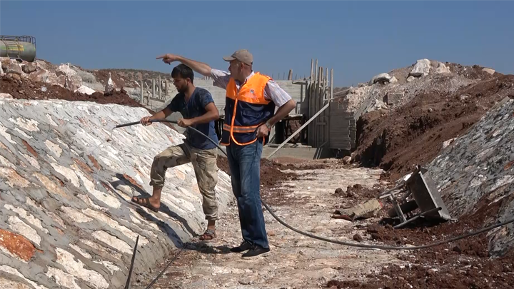 تصريف مياه الأمطار.. مشروع يسعى للتخفيف من قساوة الشتاء على سكان مخيم كفرنبودة