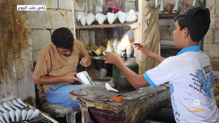 مهنة صناعة الأحذية تعود إلى قرية شورين في ريف حلب رغم الصعوبات