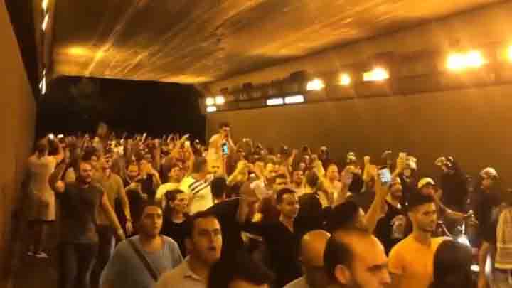 شاهد | “الشعب يريد إسقاط النظام”.. أبرز الهتافات خلال الاحتجاجات في لبنان