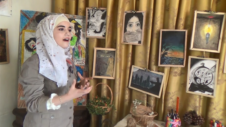 أماني زنكيح.. فتاة جامعية تتخذ من الرسم وسيلة للخروج من واقع الحرب