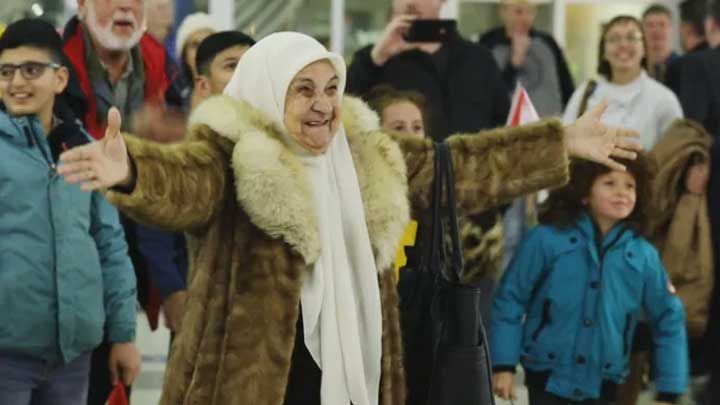 تخيلداً لذكرى ابنها.. عائلة كندية تقدم 23 ألف دولار للمّ شمل عائلة سورية “فيديو”