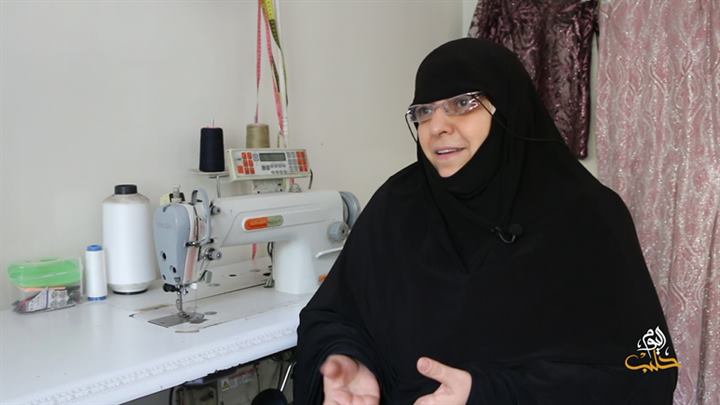سواعد أمل – سيدة سورية تطلق مشروع خياطة من منزلها