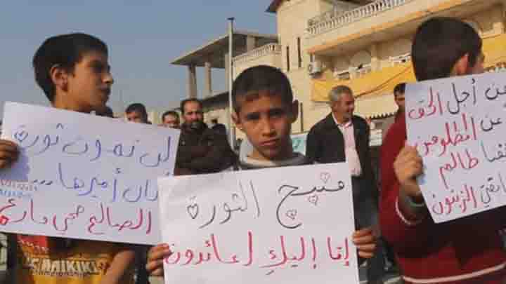 مظاهرات تندد بالتصعيد العسكري على إدلب وتطالب بإعادة المهجرين شمال وشرق حلب إلى مناطقهم