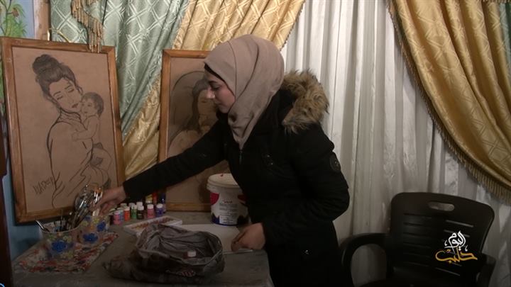 سواعد أمل – رسامة تحمل في طيّات رسوماتها التفاؤل رغم التهجير