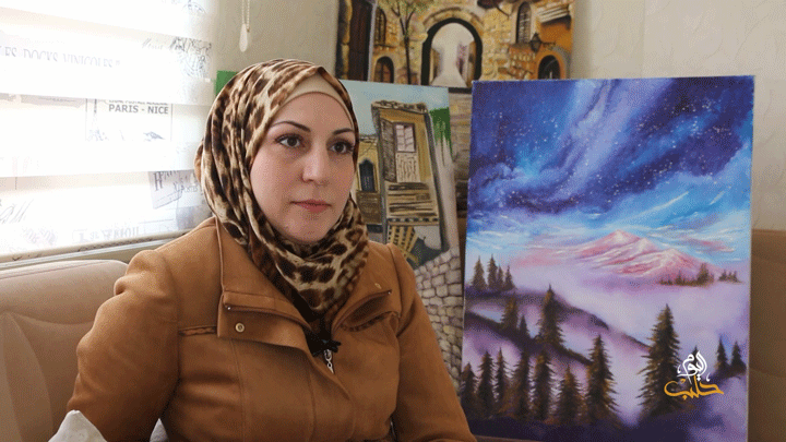 سواعد أمل – حصان يضع وشاحاً.. رسامة سورية تعكس رؤيتها للمجتمع بريشتها