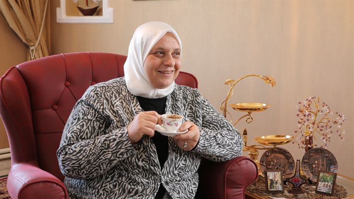 سواعد أمل – أنامل قمر.. تطوع الأسلاك النحاسية لتشكل تحفاً فنية