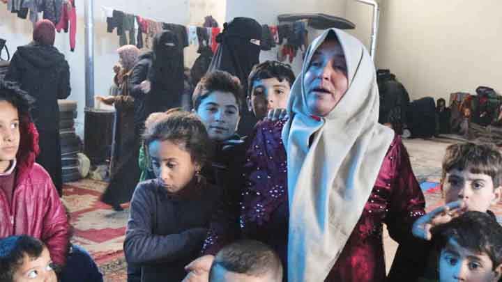 مراكز الإيواء ومخيمات النازحين في إدلب باتت تشكل ضغوطاً كبيرة على النساء، فما هي أبرز احتياجاتهم؟