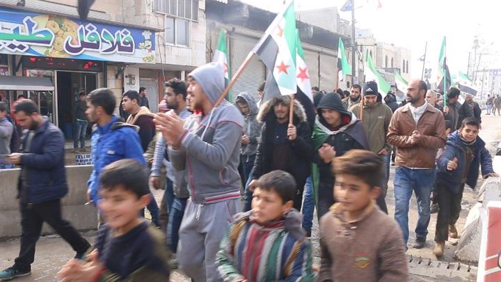 مظاهرة في مدينة إعزاز تنديداً  بالصمت الدولي حول ما يجري في إدلب
