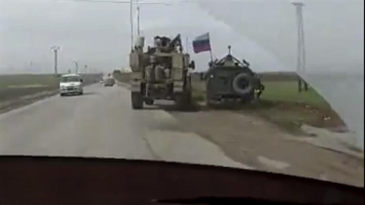 بالفيديو..عربة عسكرية أمريكية تمنع أخرى روسية من تجاوزها على طريق القامشلي