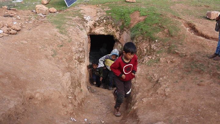 كهوف تعود لعصور قديمة باتت مقصد نازحين لم يجدوا خياماً بريف إدلب