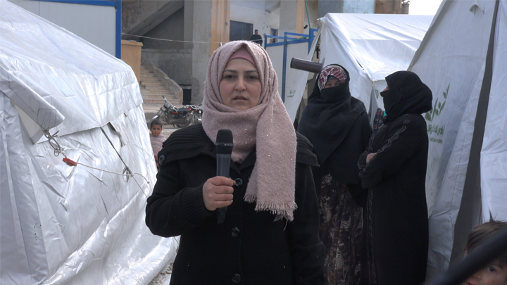 المنخفض الجوي يزيد من معاناة النازحين في مخيم الملعب البلدي بمدينة إدلب..