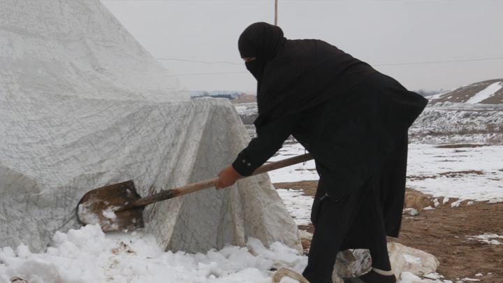 العاصفة الثلجية.. معاناة جديدة تضاف لمشاكل النازحين في تل أبيض شمال الرقة