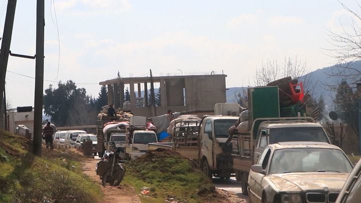 مصاعب وعقبات تواجه النازحين في طريقهم إلى الشمال السوري