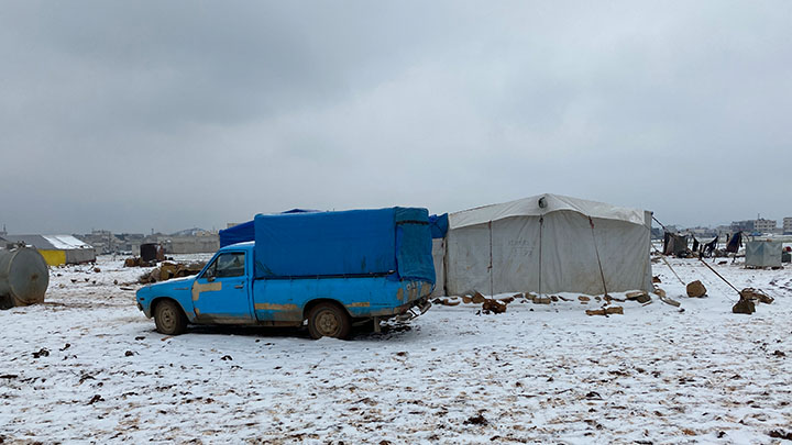 المنخفض الجوي يفاقم أزمة النازحين في المخيمات المنتشرة على أطراف مدينة إعزاز