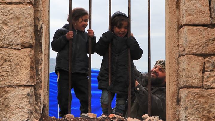 مهجرون من ريف إدلب يتخذون من سكة الحجاز المهجورة في عفرين مأوى لهم