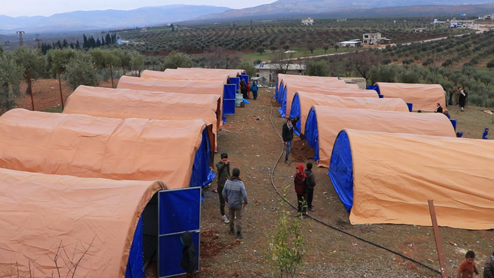 نازحون جدد يحطون رحالهم في بلدة راجو شمالي حلب ..والمكتب الاقتصادي يتدخل للمساعدة