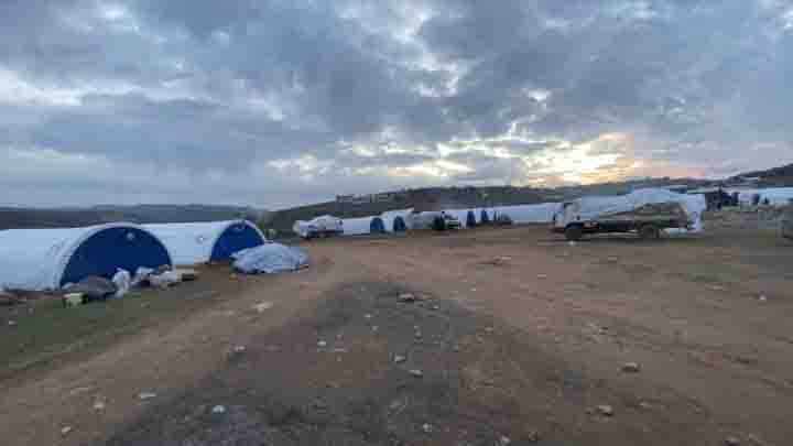 إنشاء مخيمات مؤقتة لاستيعاب تدفق النازحين نحو شمال حلب