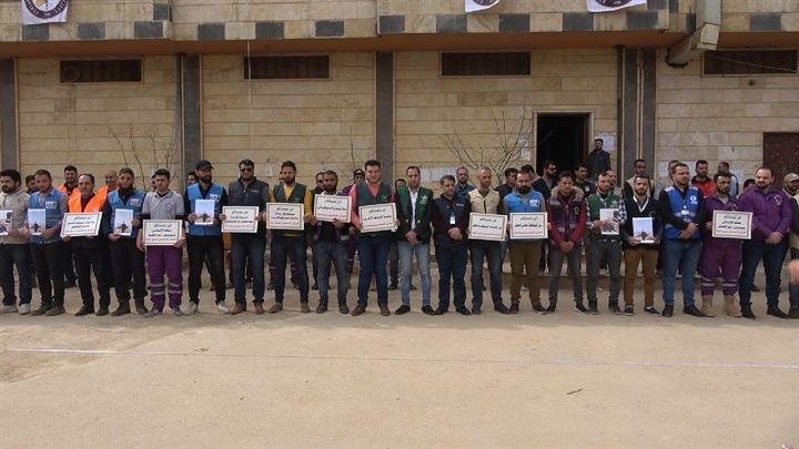 وقفة لمنظمات إغاثية شمال إدلب تنديداً باستهداف كوادر العمل الإنساني