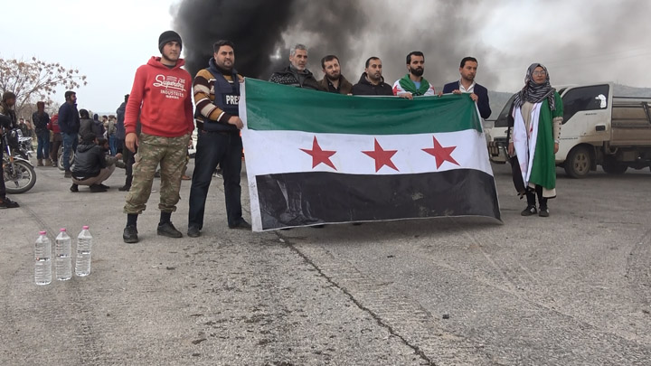 تقرير: متظاهرون من ريف إدلب يقطعون طريق إم4 لمنع مرور دوريات روسية محتملة